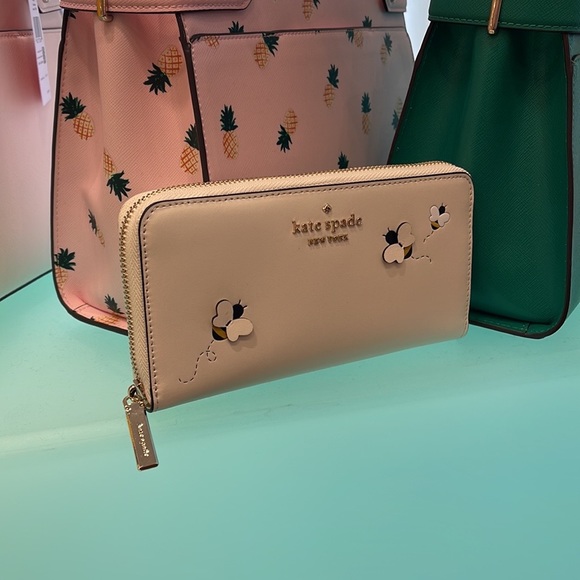 Kate Spade honey bee large continental wallet
PARCHMENT MULTI - Picture 16 of 16